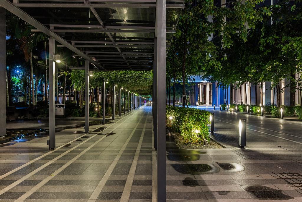 E&O Residences Куала Лумпур Екстериор снимка The park at night
