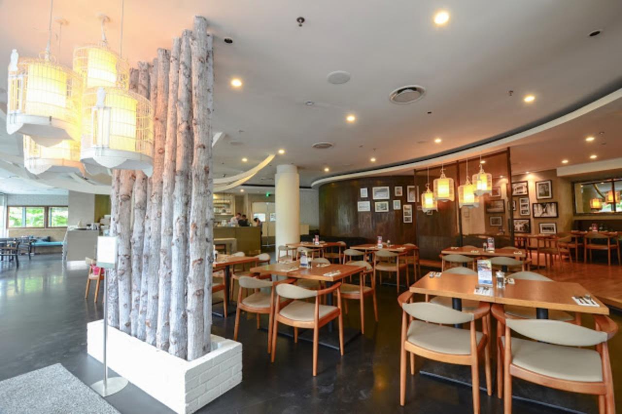 E&O Residences Куала Лумпур Екстериор снимка The interior of the restaurant