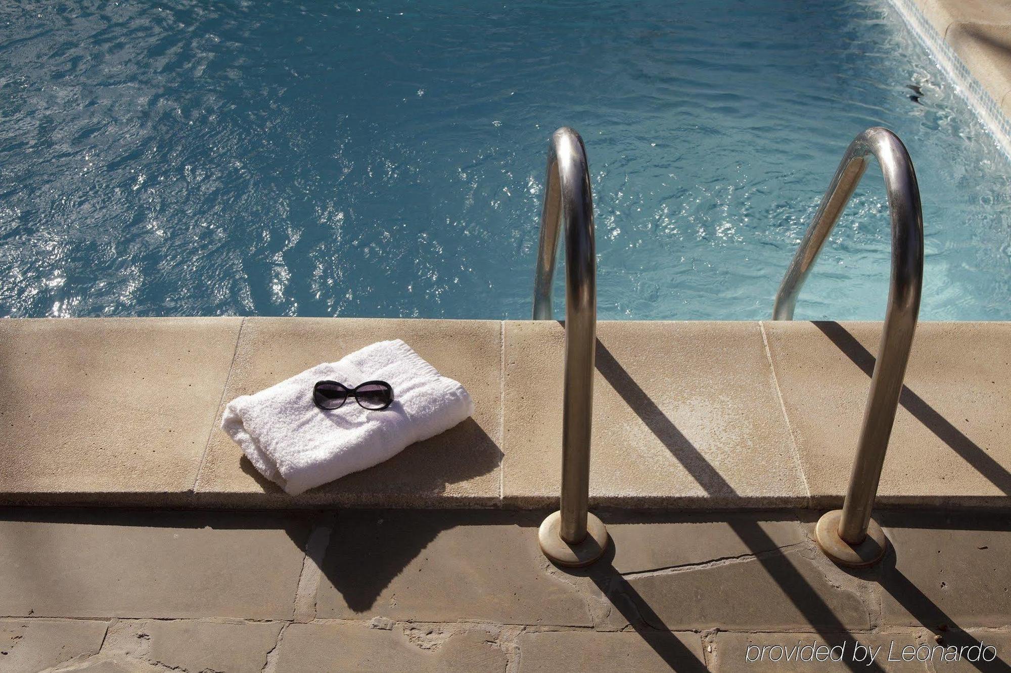 E&O Residences Куала Лумпур Екстериор снимка A towel at a pool
